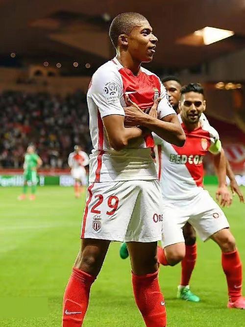 詹姆斯关键三分绝杀比赛