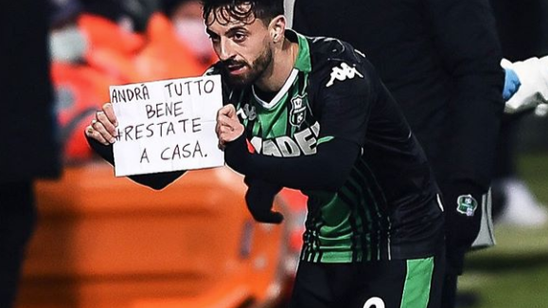 记者：哲凯赖什手指骨折，但他带伤坚持参加比赛和训练