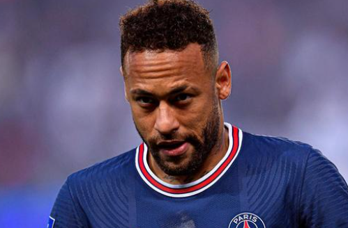 球迷沸腾：这球吹了也太离谱