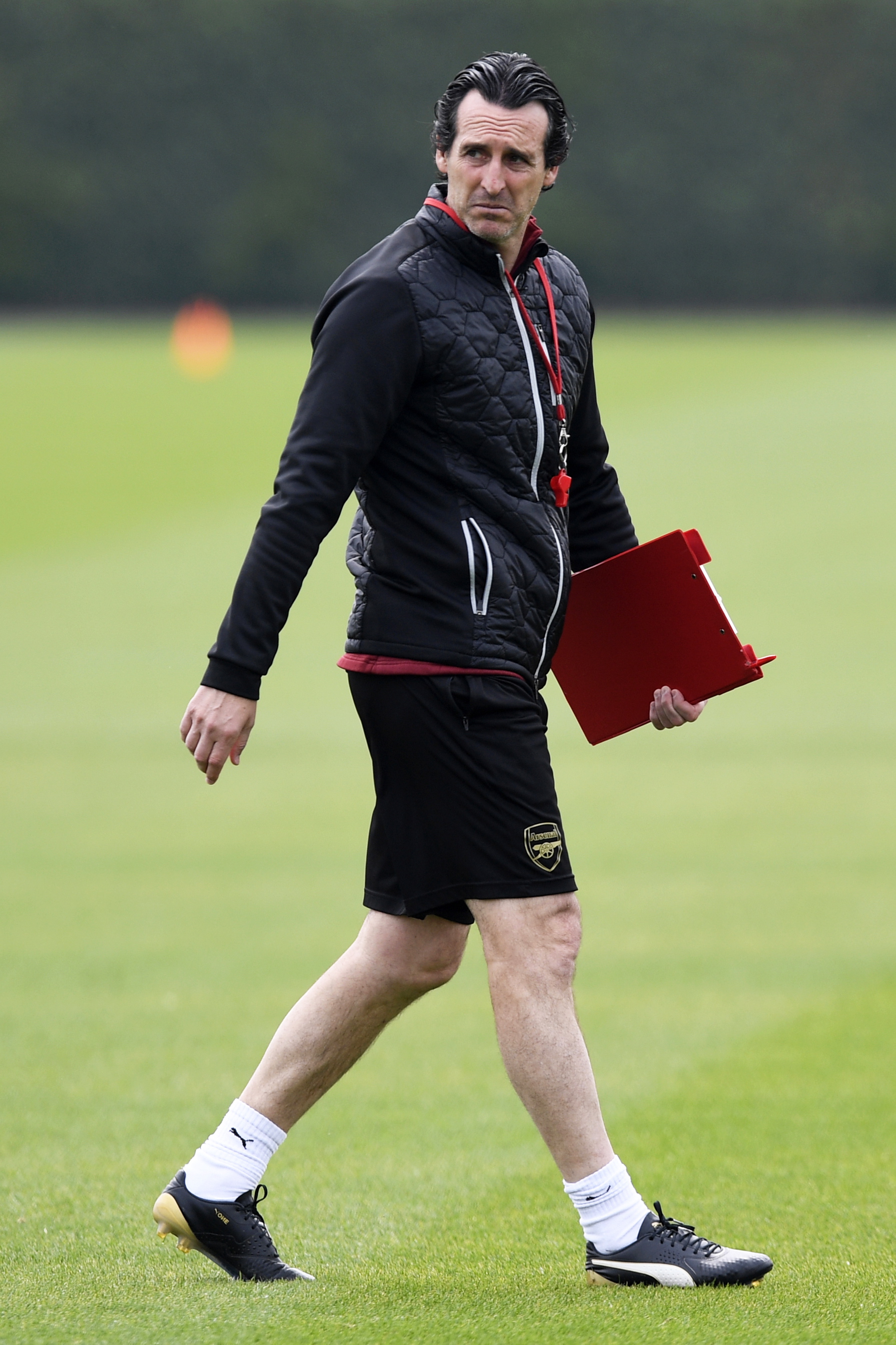 今晚，上海海港门将颜骏凌首发出场，迎来了他代表俱...